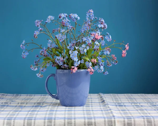 ワスレナグサ, テーブルの上の花束 — ストック写真