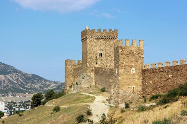 Ortaçağ Kalesi modern şehir manzaralı.