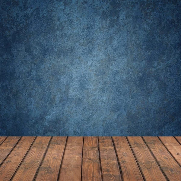Prázdné dřevěné podlahy proti modré zdi — Stock fotografie