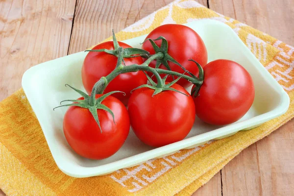Los tomates en la bandeja de espuma en la mesa . —  Fotos de Stock