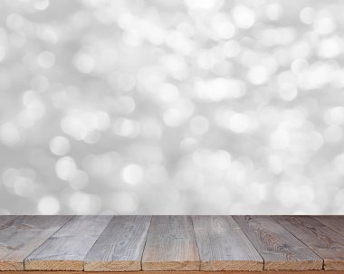 Ahşap masa üstü parlak beyaz bokeh arka plan üzerinde