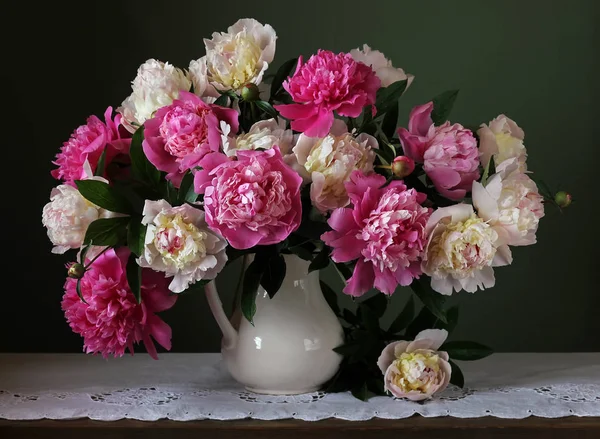 Boeket van roze en witte pioenrozen. Bloemen in een vaas. — Stockfoto