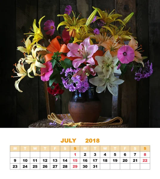Projekt strony kalendarza lipca 2018 r. Martwa natura z liliami. — Zdjęcie stockowe