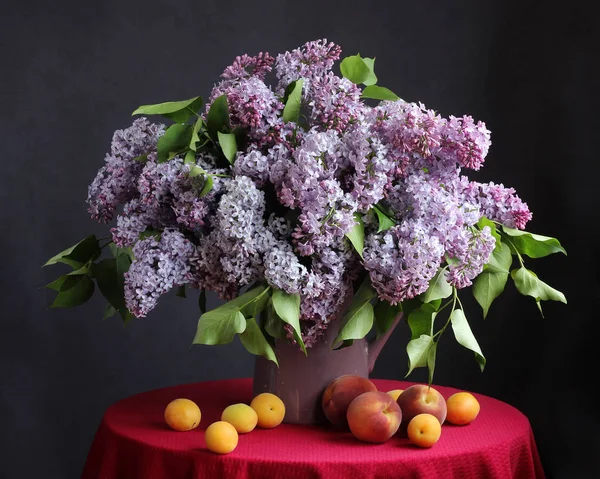 Hermoso ramo de lilas púrpuras en el frasco . —  Fotos de Stock