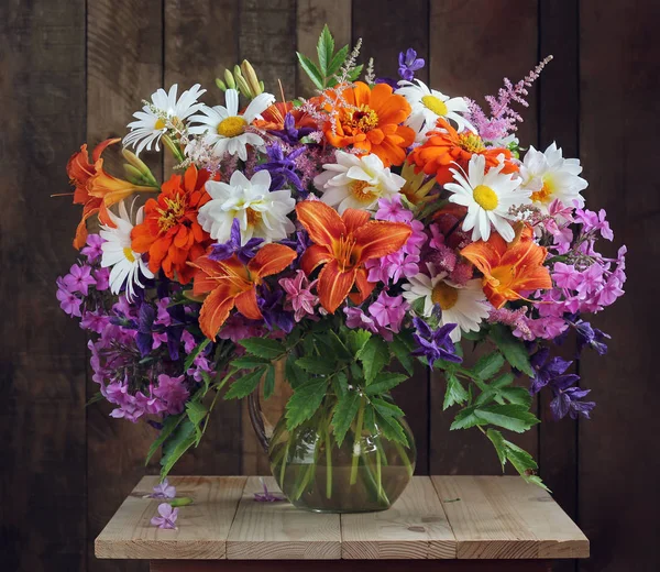 Ramo de flores de campo en un jarrón . —  Fotos de Stock