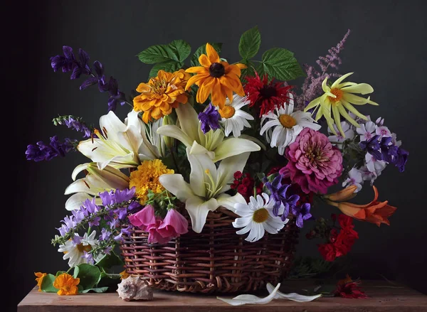 Flores de jardín en la cesta. Bodegón . —  Fotos de Stock