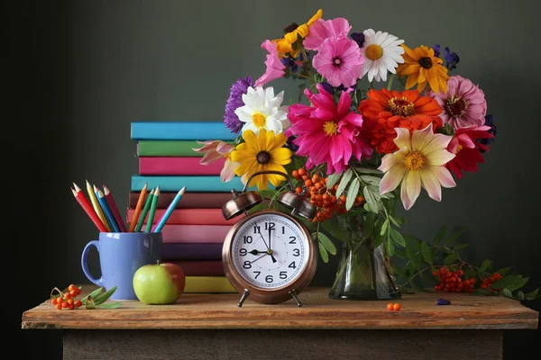 Sonbahar buket ve okul malzemeleri ile natürmort. Ders kitapları. — Stok fotoğraf