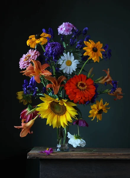 Beautiful bouquet of garden flowers in a vase. — Stock Photo, Image