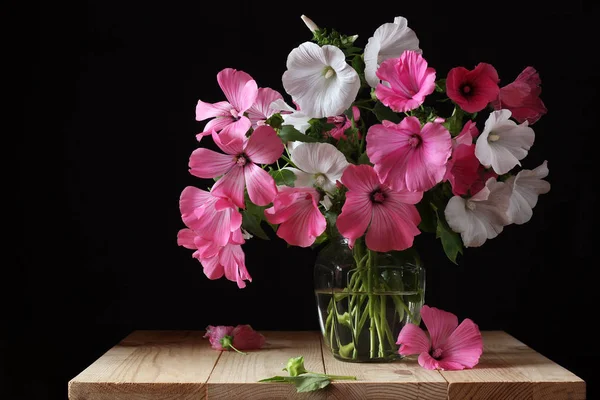 ピンクと白 Lavater ガラス花瓶の花束. — ストック写真