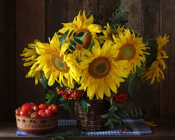 Girasoli e pomodori. Natura morta rustica di fiori e vegeta — Foto Stock