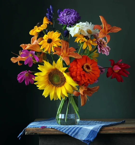 Bouquet of cultivated flowers in a glass vase. — Stock Photo, Image