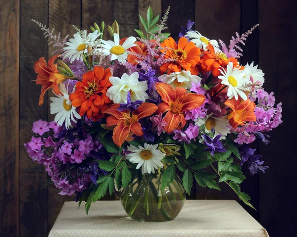 Bukett av blommor i en glaskanna — Stockfoto