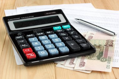 Elektronik hesap makinesi, kalem ve kağıt üzerinde Rus parası 