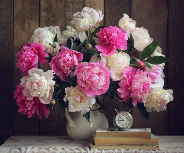 Beyaz bir sürahi peonies buket.