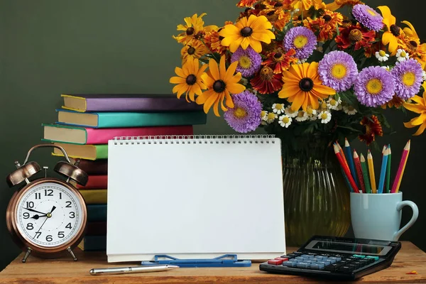 Teacher's day, September 1. Back to school. Bouquet and book. — Stock Photo, Image