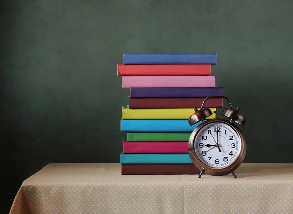 目覚まし時計と本。学校に戻る. — ストック写真