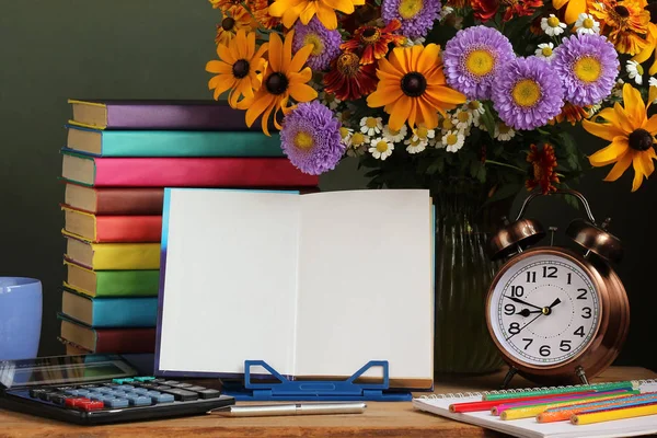 Día del Maestro, 1 de septiembre. De vuelta a la escuela. Ramo y libro . — Foto de Stock