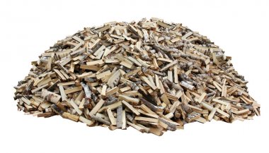 Beyaz bir arka plan üzerinde odun yığını. balta doğranmış tahta.