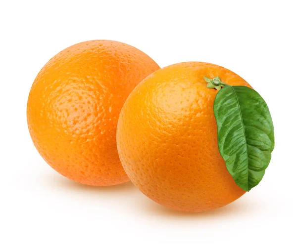 Twee rijpe oranje met blad geïsoleerd op witte achtergrond. — Stockfoto