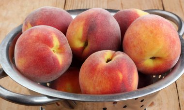 Kevgir dan olgun şeftali.