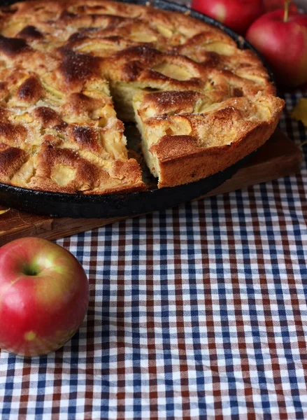 Πίτα από μήλα στο τραπέζι. Νεκρή φύση, φαγητό. — Φωτογραφία Αρχείου
