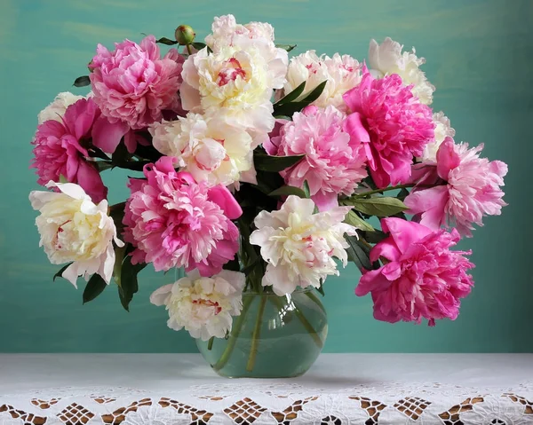 Witte en roze pioenrozen in een vaas. — Stockfoto