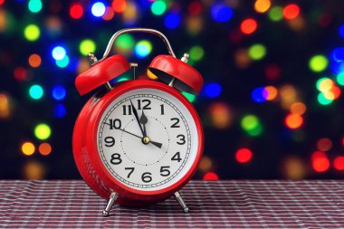 Kırmızı retro çalar saat on iki yönünde