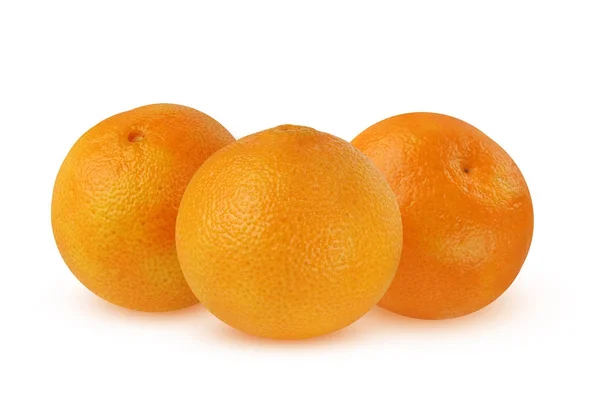 Drie mandarijnen, geïsoleerd op een witte achtergrond met schaduw. — Stockfoto