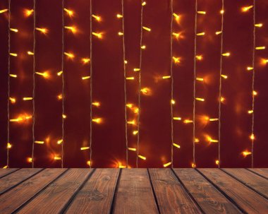 Şenlikli bir arka plan üzerinde boş ahşap masa.