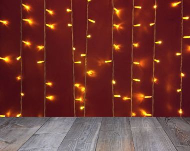 Şenlikli bir arka plan üzerinde boş ahşap masa.