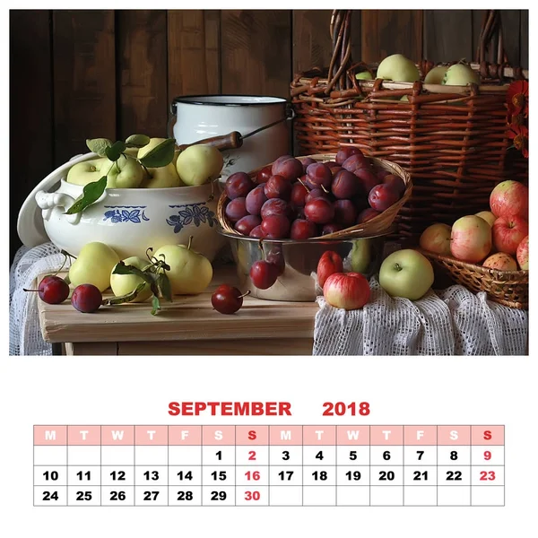 Calendrier pour septembre 2018 avec nature morte. Pommes et prunes . — Photo