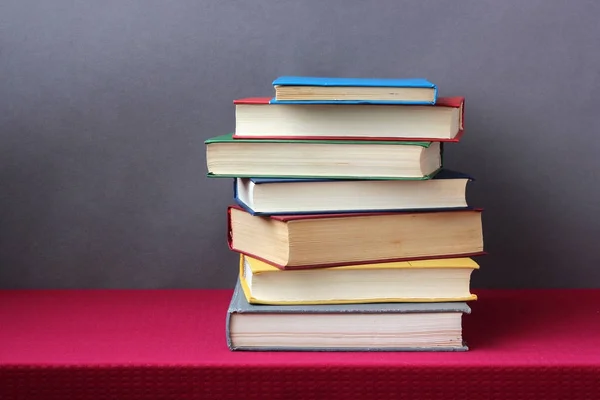 Pila di libri nella copertina colorata sul tavolo . — Foto Stock