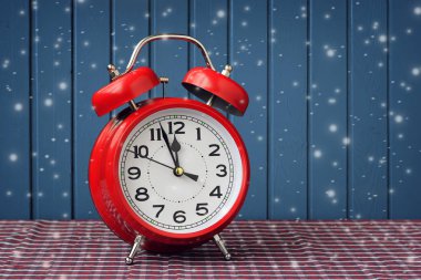 Kırmızı retro çalar saat on iki yönünde