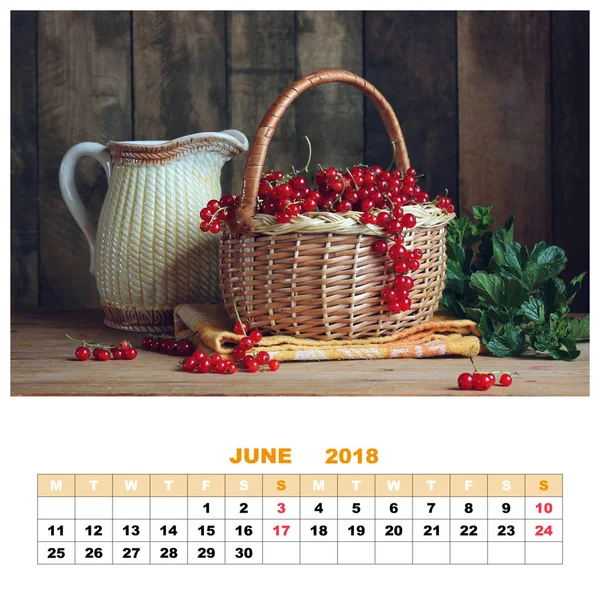 日历为2018年6月与寂静的生活。篮子里的红醋栗 — 图库照片