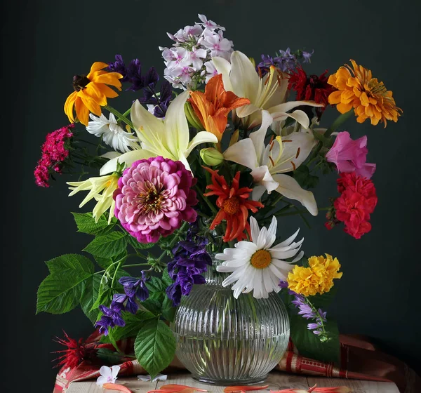 Krásná kytice různých zahradních květin ve skleněné konvici. — Stock fotografie