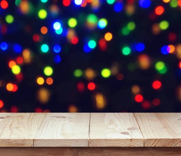 Leeres Holzdeck auf verschwommenem Hintergrund mit Bokeh. — Stockfoto