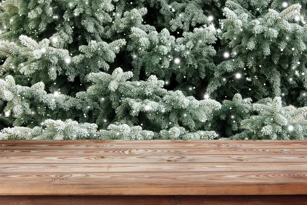 Plan de travail en bois vide en arrière-plan branches de sapin avec sn — Photo