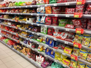 Şeker mağaza raf. 27 Ekim, 2017, Rusya, şehir Rybin