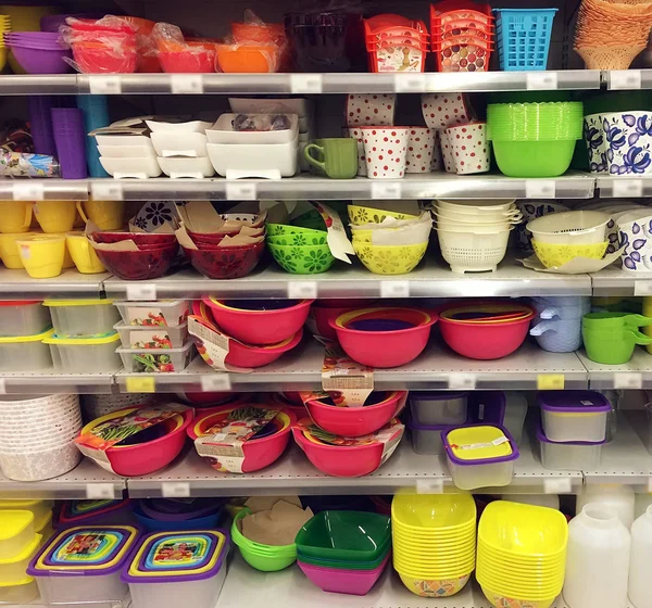 Plastik mutfak eşyaları ile mağaza rafları. — Stok fotoğraf