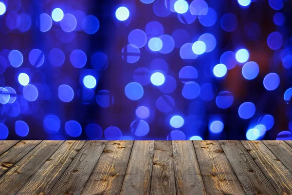 Tampo da mesa de madeira no fundo festivo azul borrão com um bokeh . — Fotografia de Stock