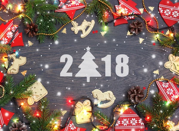 Nový rok 2018. Slavnostní pozadí s vánoční výzdobou a — Stock fotografie