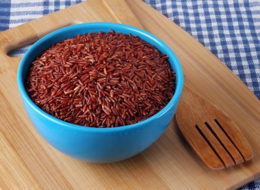 Mavi kase kırmızı pirinç.