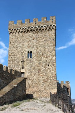 Gökyüzü güzel Ortaçağ Kulesi.