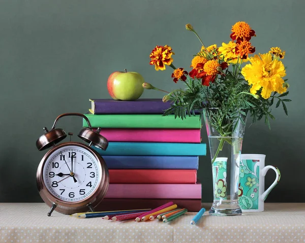 Escola ainda vida. Flores do outono, despertador e livros . — Fotografia de Stock