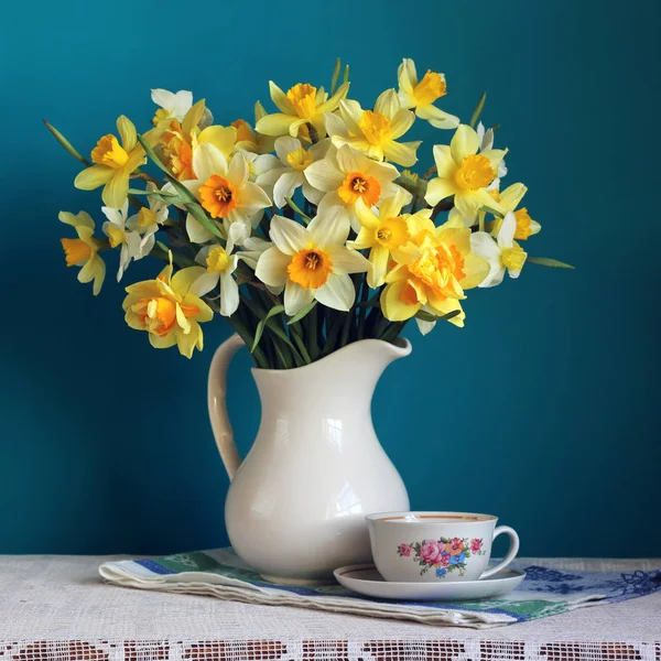Kytice narcisů v bílém džbánu. Květiny ve váze. — Stock fotografie
