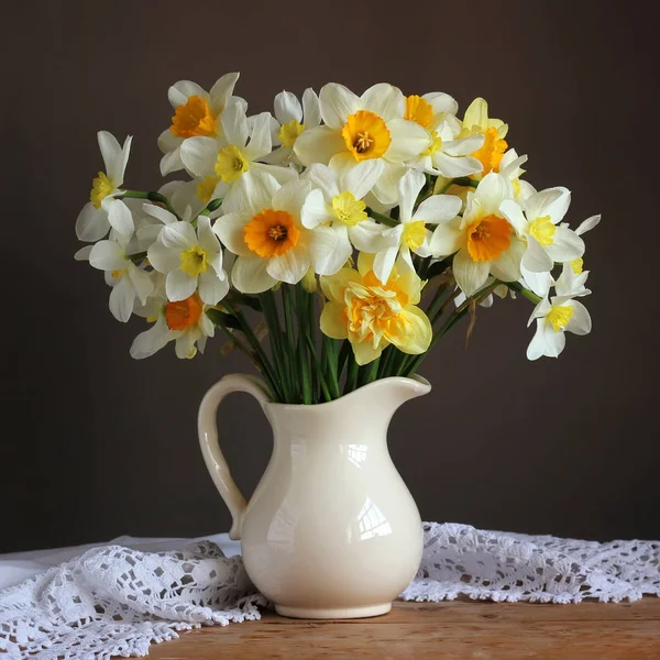 Bouquet of garden daffodils in a white jug. narcissus. — Stock Photo, Image