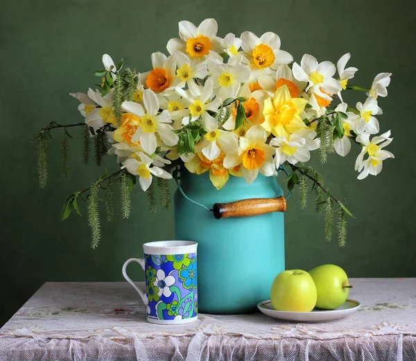 Frühlingsstillleben mit Narzissen und grünen Äpfeln. — Stockfoto