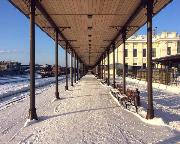 Plate-forme de la gare dans la ville de Rybinsk . — Photo