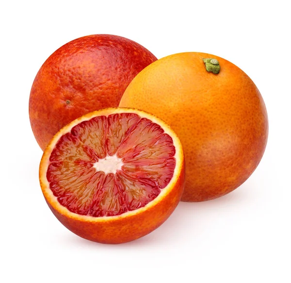 Zwei ganze blutige rote Orangen und halb isoliert auf weißem Hintergrund — Stockfoto