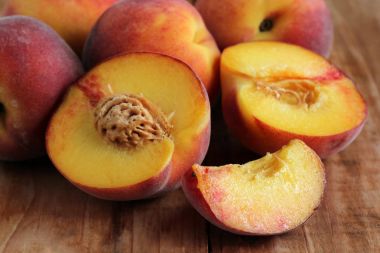 Şeftali bir ahşap tablo.